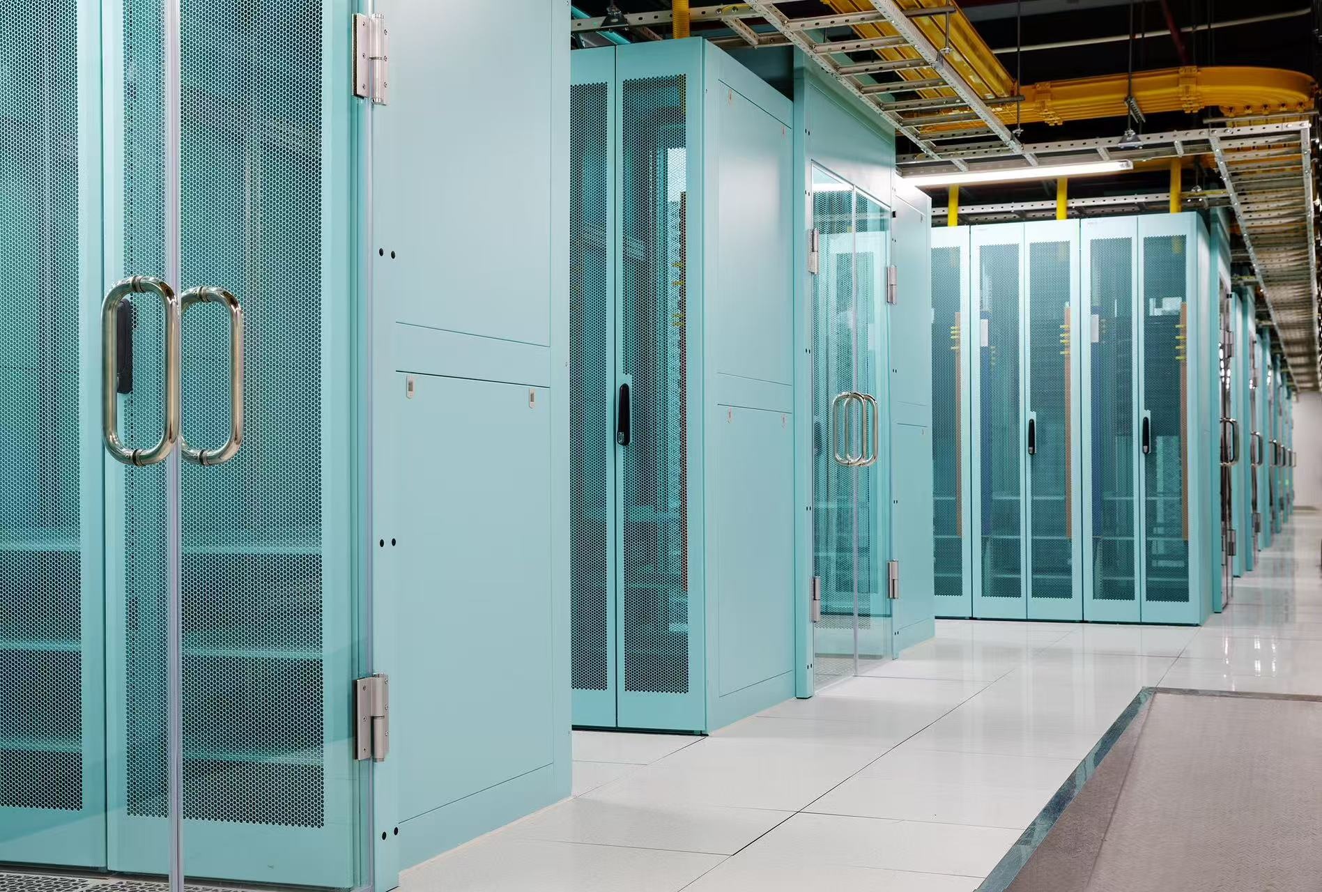 北京机柜租用--酒仙桥M8机房高电机柜租用价格？